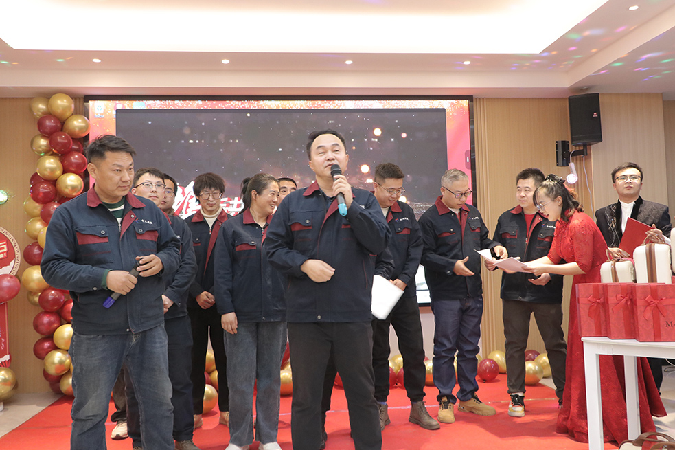 运营中心团队切.jpg